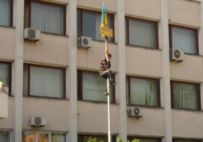 Сепаратисти скинули прапор України з флагштока міськради Маріуполя