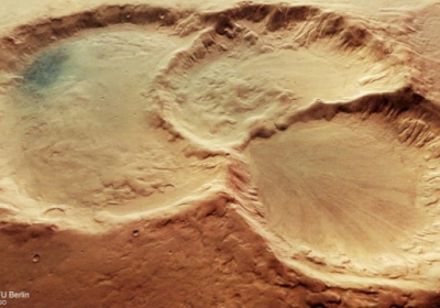 Межпланетная станция сделала снимок тройного кратера на Марсе