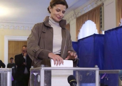 Марина Порошенко прийшла голосувати без чоловіка