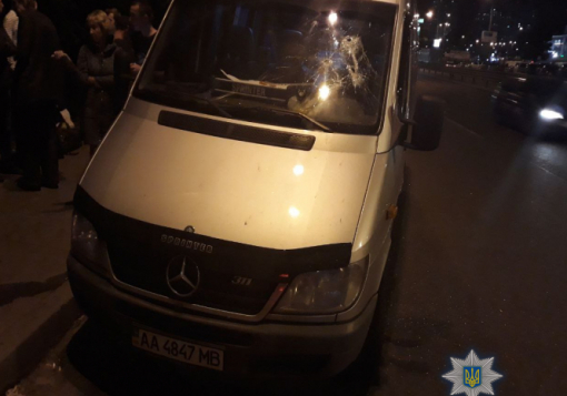 В Киеве неизвестные разбили автобус, который осуществляет перевозки в Одессу