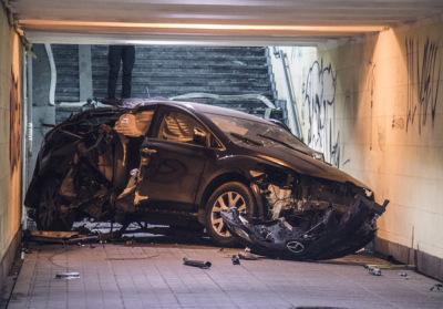 У Києві біля Міноборони Mazda на швидкості влетіла в підземний перехід 
