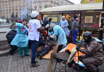 Снайпер на Майдані обстрілює медпункт: у шию поранили молоду дівчину-волонтера