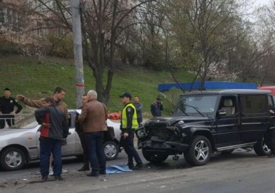 В Киеве пьяный работник автомойки угнал и разбил Mercedes Медведчука, - ФОТО