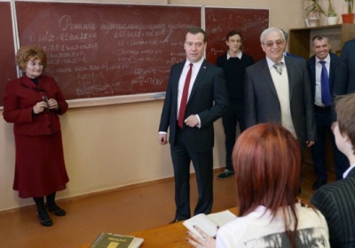 Кримські школярі уже з вересня навчатимуться за російською програмою, - Медведєв