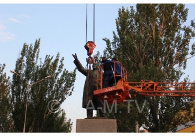 В Мелитополе за 2 часа демонтировали 3 памятника Ленина
