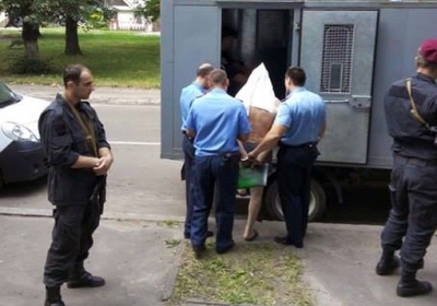 На Львовщине милиционеры доставили подсудимого в суд в одних только трусах