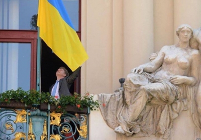 Мэр Праги вывесил украинский флаг над мэрией