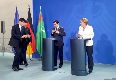 Охоронці президента Туркменістану поміняли стакан з водою на очах у здивованої Меркель, - ВІДЕО