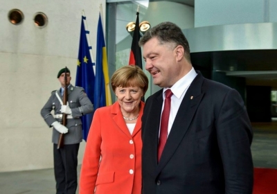Меркель поздравила Порошенко с выходом во второй тур выборов