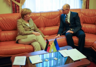 Яценюк сообщил Меркель, что соглашение об ассоциации будет ратифицировано в сентябре