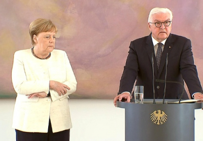 Ангеле Меркель снова стало плохо на официальном мероприятии - ВИДЕО