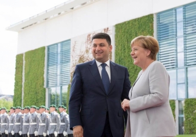 Меркель запевнила Гройсмана, що ЄС не забув про безвізовий режим для України