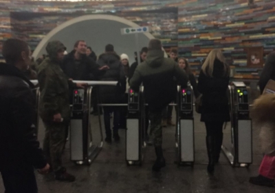 Активисты заблокировали вход в метро на Крещатике, - фото
