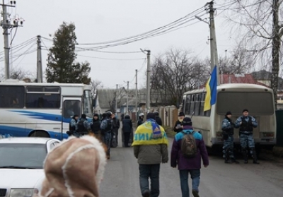 Прочан у Межигір'ї охороняло 17 автобусів з беркутівцями (фото, відео)