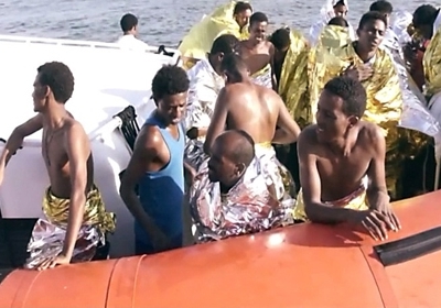За последние сутки у берегов Италии военные спасли около 1 тыс нелегалов
