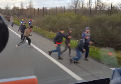 Угорський водій виклав відеоролик, де намагався розчавити потік мігрантів, - ВІДЕО