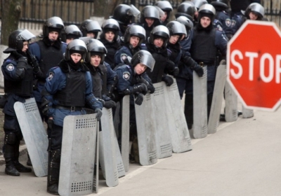 Бійці внутрішніх військ стоять на сторожі поруч з обласною адміністрацією в Донецьку. Фото: AFP