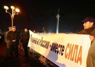 Российский депутат развернул на Майдане баннер 