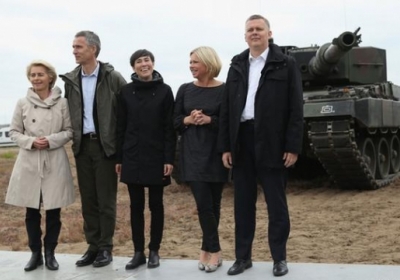 Міністри оборони ФРН (л), Норвегії, Нідерландів, Польщі та генсек НАТО (п) під час маневрів у Жагані. Фото: Getty Images