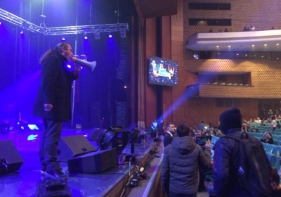 В Киеве во время протестов молодых людей в масках против концерта Ани Лорак пострадали четверо милиционеров