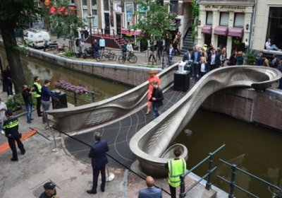 Напечатанный на 3D-принтере первый стальной мост открыли в Амстердаме