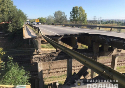 После обрушения моста в Харькове водители продолжают по нему ездить