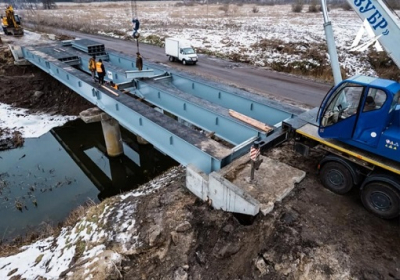 На Чернігівщині почали встановлення модульних металевих мостів із Франції
