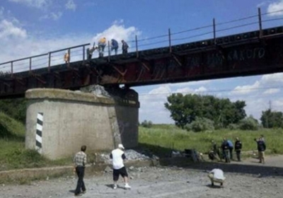 Террористы взорвали мост недалеко от Луганска - фото