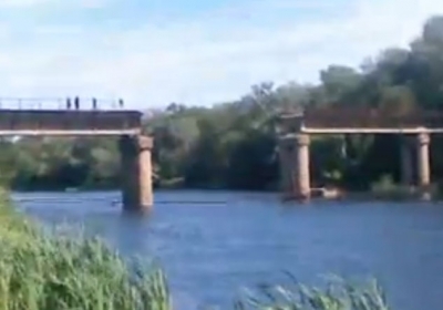 Террористы в Лисичанске взорвали железнодорожный мост - видео