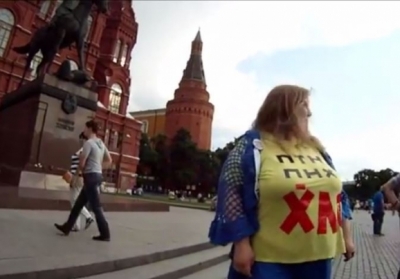 Росіяни перед Кремлем заспівали народний хіт про Путіна і кричали 