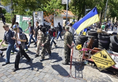 У Києві учасники мітингу проти перемир'я закидали міліцію димовими шашками, - фото