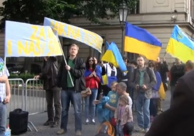 Чехи возле посольства России призвали остановить Путина, - видео