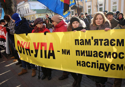 В Киеве проходит пикет у посольства Польши против 