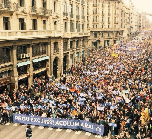 В Барселоне более 100 тысяч человек прошли маршем в поддержку мигрантов