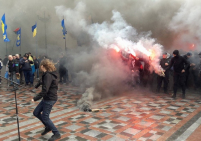 Активисты зажгли дымовые шашки под Радой - ФОТО