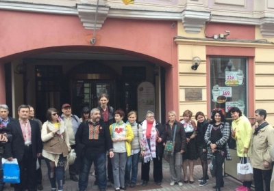 У Москві кілька десятків людей відзначили День вишиванки ходою по Арбату