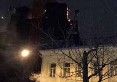 В центре Москвы загорелось здание Сретенского монастыря