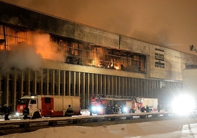 В Москве уже 13 часов не могут потушить пожар в библиотеке, - видео
