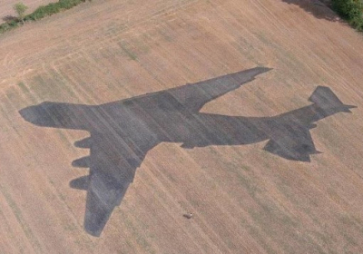Український скульптор на полі в Данії створив 80-метрову тінь літака 