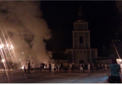 На Михайлівській площі в Києві згоріли два намети, - відео