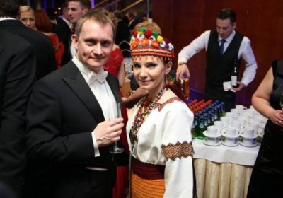 Глава МИД Эстонии Кейт Пентус-Розиманнус в гуцульской одежде