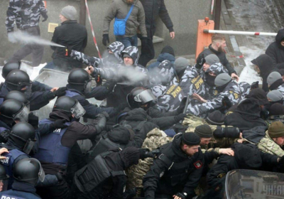 Под Радой произошли столкновения между полицейскими и митингующими: задержаны 50 человек