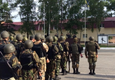 300 террористов штурмуют воинскую часть Нацгвардии в Луганске