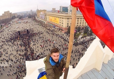 Флаг России над Харьковской облгосадминистрацией вывесил нацист из Москвы 