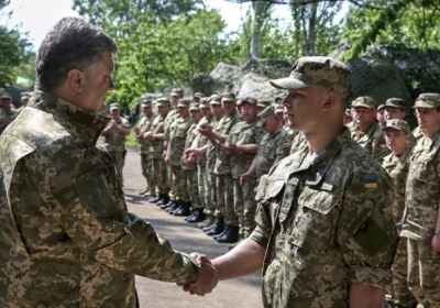 Порошенко наградил военных, которые задержали российских спецназовцев под Счастьем