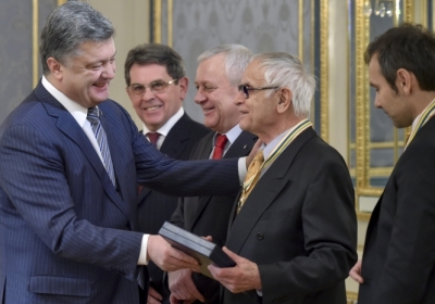 Порошенко наградил Вакарчука и Павлычко орденами Свободы