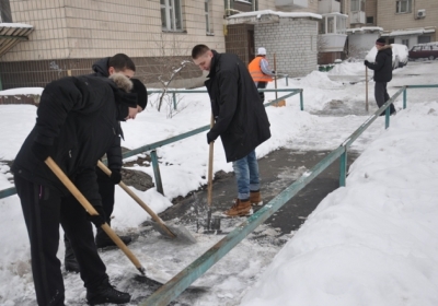 Вулиці Києва посипатимуть реагентами для танення снігу