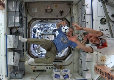Астронавти в космосі зіграли в футбол