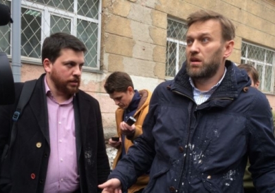 В РФ опозиціонера Навального закидали тістечками і презервативами