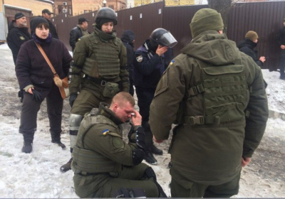 Сутички біля Солом'янського суду: поліцейський отримав вогнепальне поранення, - ВІДЕО